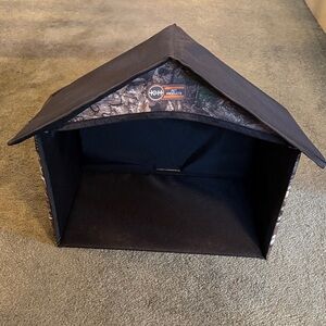Outdoor Cat Dining Shelter - Black and Brown
